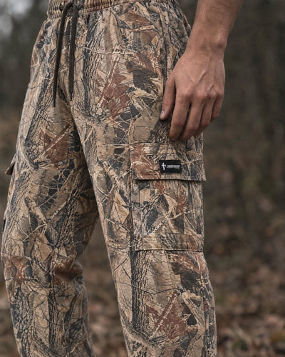 Crossway camo cargo sweatpants, close detail of the thigh cargo pocket and woven label